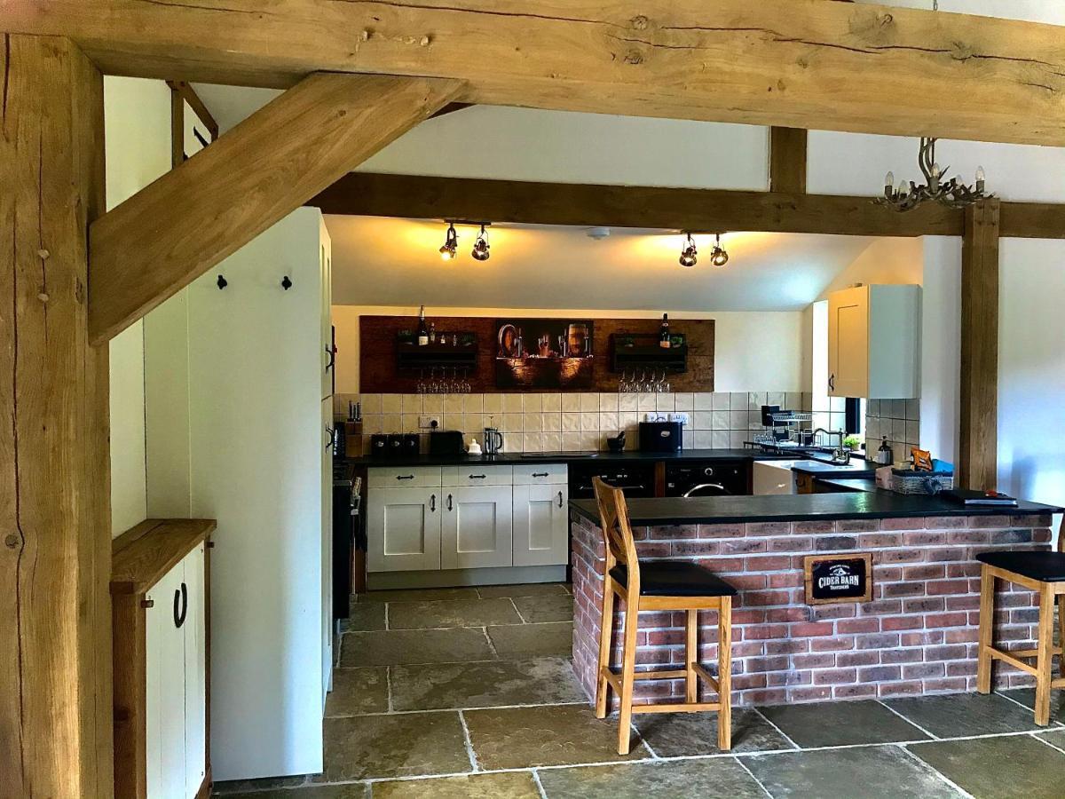 Trelaske Mill Cider Barn-With Hot Tub, Fire Pit Bbq Lewannick Екстериор снимка
